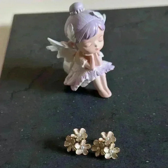 Gradient Triple Flower With Pearls Earrings - Picture 7 of 10